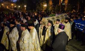 Sute de credincioși au participat la procesiunea de scoatere a raclei Sfintei Cuvioase Parascheva