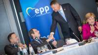 Iohannis, felicitat și aplaudat la Bruxelles de Merkel și de liderii PPE