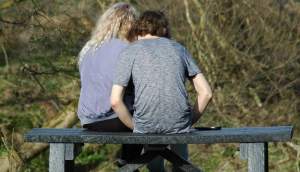 Adolescenți amendaţi de un poliţist local care i-a surprins sărutându-se în parc. S-a întâmplat în Ploiești
