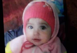 Fetița de 2 ani, dispărută de acasă noaptea trecută, a fost găsită. Polițiștii băcăuani suspectează că a fost răpită