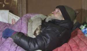 Zeci de persoane fără adăpost din Iași, adunate de pe străzi de polițiștii locali și duse într-un adăpost de noapte