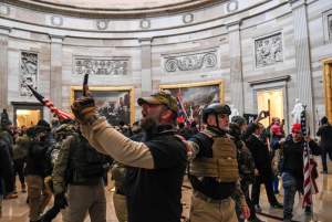Peste 150 dintre protestatarii de la Capitoliu au fost puși sub acuzare