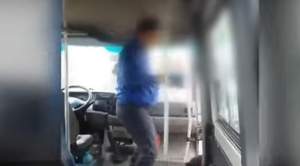 Revoltător! Pasager bătut de un șofer de maxi-taxi pentru un leu (VIDEO)
