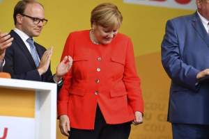 Angela Merkel, atacată cu roșii în timpul unui miting electoral (VIDEO)