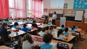 Reportaj pentru Cati Andronescu: 40 de copii în clasă și o singură învățătoare. Iasi, Liceul „Miron Costin”