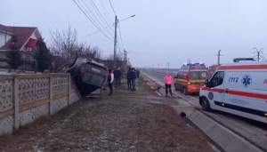 Accident spectaculos, în Vaslui: mașină suspendată pe un gard de beton