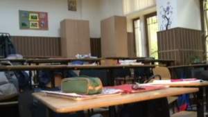 Educatorii rușinii. Învățătoarea și directoarele unei școli din Galați, amendate pentru izolarea și umilirea unei eleve cu dizabilități