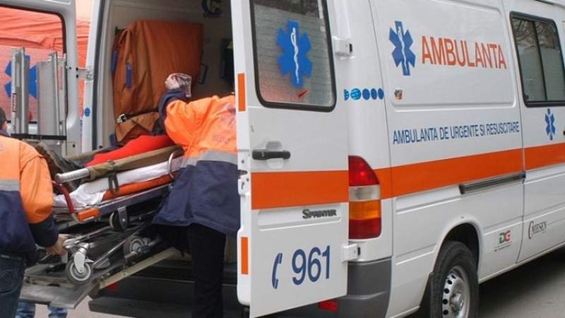 Adolescenți internați în stare gravă la spital după ce s-au răsturnat cu mașina furată de ei în șanț