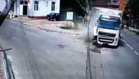 Momentul în care un șofer de TIR spulberă un stâlp de electricitate pe o stradă din Hârlău, după ce a avut o explozie la un pneu (VIDEO)