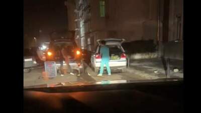 Infirmieră filmată în timp ce încărca varză în portbagajul unei mașini lângă Spitalul de Urgență din Târgu Jiu (VIDEO)