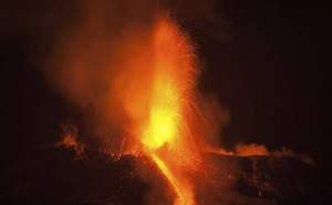 Etna s-a trezit după 25 de ani de liniște. VIDEO SPECTACULOS