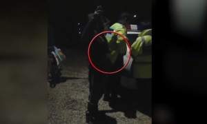 Așa ceva!... Bărbat filmat în timp ce fură țigările din buzunarul unui polițist (VIDEO)