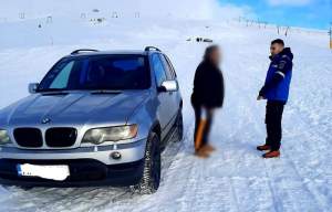 Doi bărbați au rămas blocați în zăpadă cu SUV-urile pe pârtia de schi din staţiunea Muntele Mic