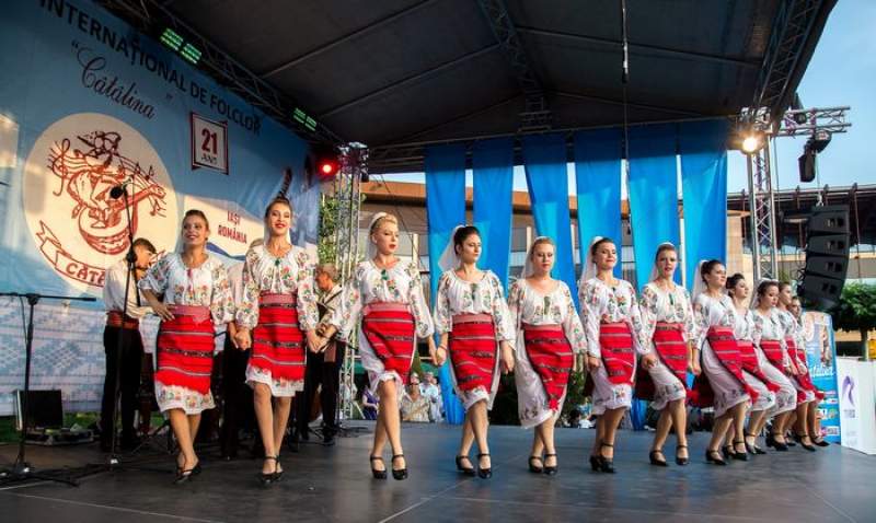 Peste 20 de ansambluri folclorice internaționale, la Festivalul „CĂTĂLINA”, din PALAS