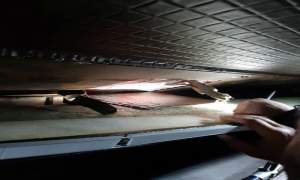 Sute de pachete de țigări de contrabandă, ascunse în tavanul unui microbuz (VIDEO)