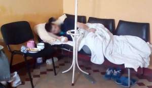 Imagini halucinante surprinse la spitalul din Mediaș: bolnav de diabet, tratat pe un pat improvizat din scaune pe holul instituției