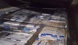 Cum au fost depistate zeci de mii de pachete de țigări de contrabandă în camioneta „goală” a unui basarabean (VIDEO)