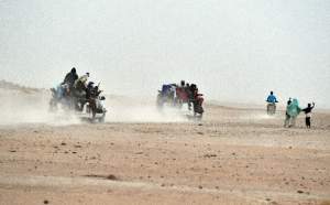 Înfiorător: 44 de migranți, printre care și bebeluși, morți de sete în deșert