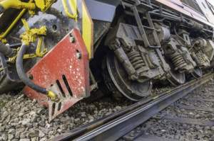 Tren scos de pe șine din cauza viiturilor, în Suceava