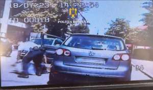 Momentul în care un șofer beat fuge de poliție după ce lovește două mașini în trafic (VIDEO)