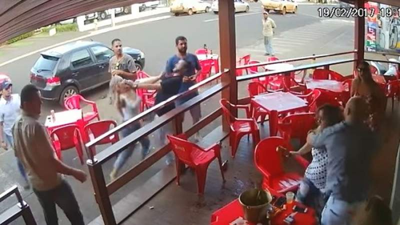 Brazilience focoase și geloaze. Și-a surprins soțul cu amanta la terasă. Ce a urmat... e de văzut (VIDEO)