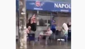 Cum i-a prins potopul pe unii gălățeni: la bodegă, cu sticla de bere în mână și picioarele în apă până la genunchi (VIDEO)