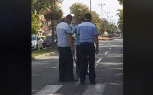S-a întâmplat în România: Trei polițiști, filmați în timp ce ajutau un bătrân să treacă strada (VIDEO)