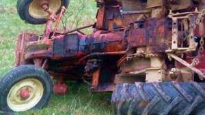 Tragedie în Sibiu: un mort și trei răniți, după ce remorca unui tractor s-a răsturnat