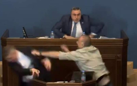 Parlamentarii georgieni s-au încăierat în timpul dezbaterilor pe marginea proiectului de lege privind „agenţii străini", considerat de inspiraţie rusă