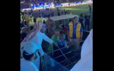 Scene șocante surprinse la finalul Supercupei Arabiei Saudite. Suporter arab, filmat când a biciuit un fotbalist pe teren (VIDEO)