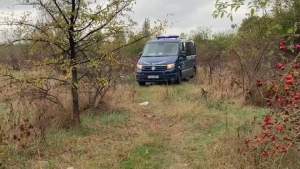 Cine este tânărul găsit mort la marginea Bucureștiului, cu o pungă trasă pe cap