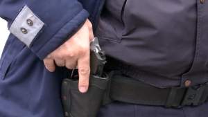 Un bărbat din Constanța a fost reţinut pentru 24 de ore după ce a smuls din toc arma unui poliţist