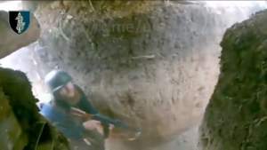 Momentul în care un cecen de-al lui Kadîrov este împușcat în tranșee de un soldat ucrainean (VIDEO)