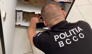 Un agent de poliție din Iași, între cele 28 de persoane reținute de DIICOT în dosarul vânzării produselor de vapat și „edibles” cu substanțe psihoactive
