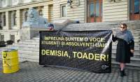 Absolvenți ai Universității „Cuza” și membri Reset Iași, protest împotriva rectorului Tudorel Toader