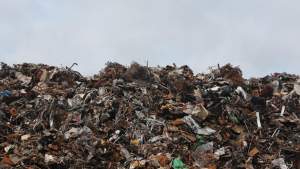 Cantitate „exorbitantă” de deşeuri, descoperită într-o fostă balastieră din Prahova. Sănătatea publică este în pericol