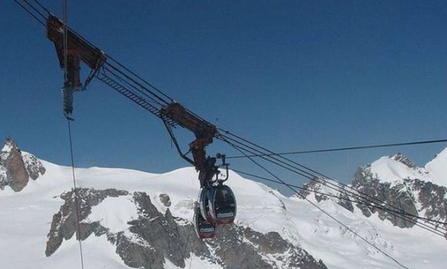 Coșmar pe Mont Blanc. Zeci de turiși rămași blocați ore întregi în telecabine