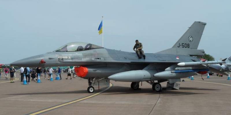 Olanda a trimis în România primele avioane F-16 pentru antrenarea piloţilor ucraineni