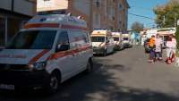 Coadă de ambulanțe la Spitalul de Boli Infecțioase din Iași: în unele sunt și câte doi pacienți COVID