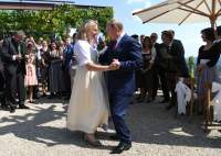 Karin Kneissl, fosta șefă a diplomației austriece, s-a mutat într-un sat din Rusia. Vladimir Putin a dansat la nunta ei