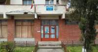 Școală din România, improvizată într-un bloc de locuințe. Pentru a merge la baie, elevii coboară de la etajul 4 la parter (VIDEO)