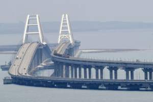 Podul lui Putin din Crimeea a fost atacat cu drone marine