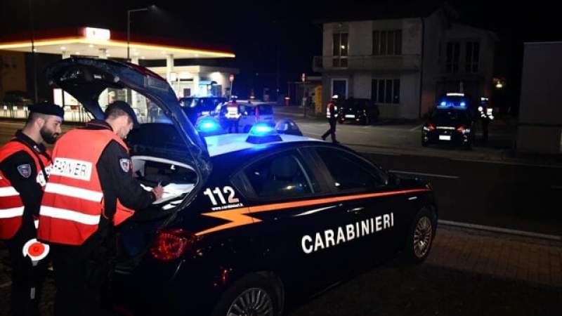 O româncă din Italia a fost reținută pentru hărțuirea unui primar. L-a amenințat cu moartea și i-a lăsat mesaje de intimidare