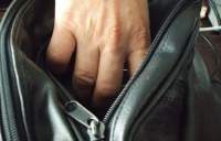 Hoț prins de polițiștii din Probota după ce a furat borseta cu acte a unui pensionar