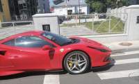 Şoferul unui Ferrari, amendat de poliţiştii din Iaşi după ce şi-a parcat bolidul pe trecerea de pietoni