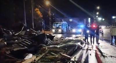 Dezastru provocat de un acoperiș luat de vânt, în Vaslui: a lovit o benzinărie și un autobuz. Două persoane au fost rănite