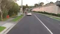 Momentul în care un biciclist australian a fost lovit intenționat de șoferul unei mașini (VIDEO)