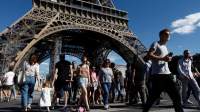 Marea aventură. Doi turiști americani băuți și-au petrecut noaptea sub cerul liber în Turnul Eiffel