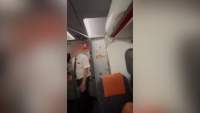 Ce a pățit un cuplu care a fost surprins făcând sex în toaleta unui avion (VIDEO)