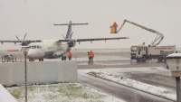 Zboruri cu întârzieri de până la două ore pe Aeroportul din Iaşi, din cauza ninsorii puternice